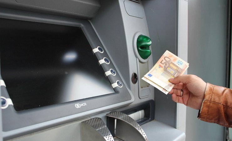 Prelievo di soldi al Bancomat