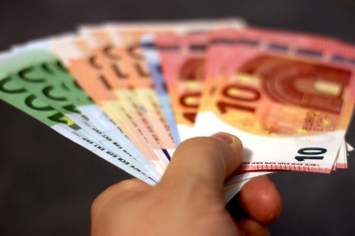 Banconote euro in mano