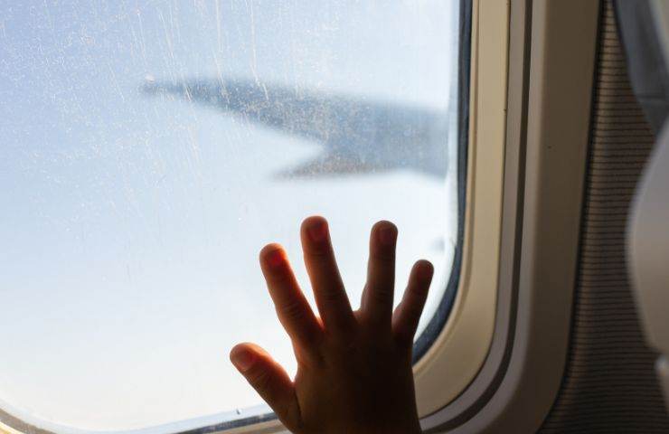 mano bambino su finestrino