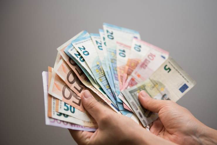mano con euro