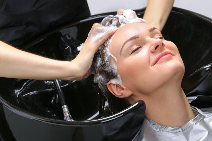 parrucchiere che fa shampoo