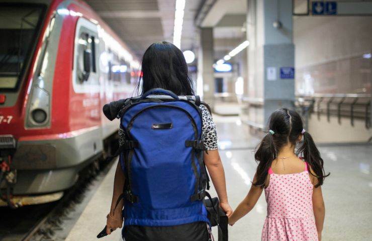 Mamma e figlia per mano in viaggio